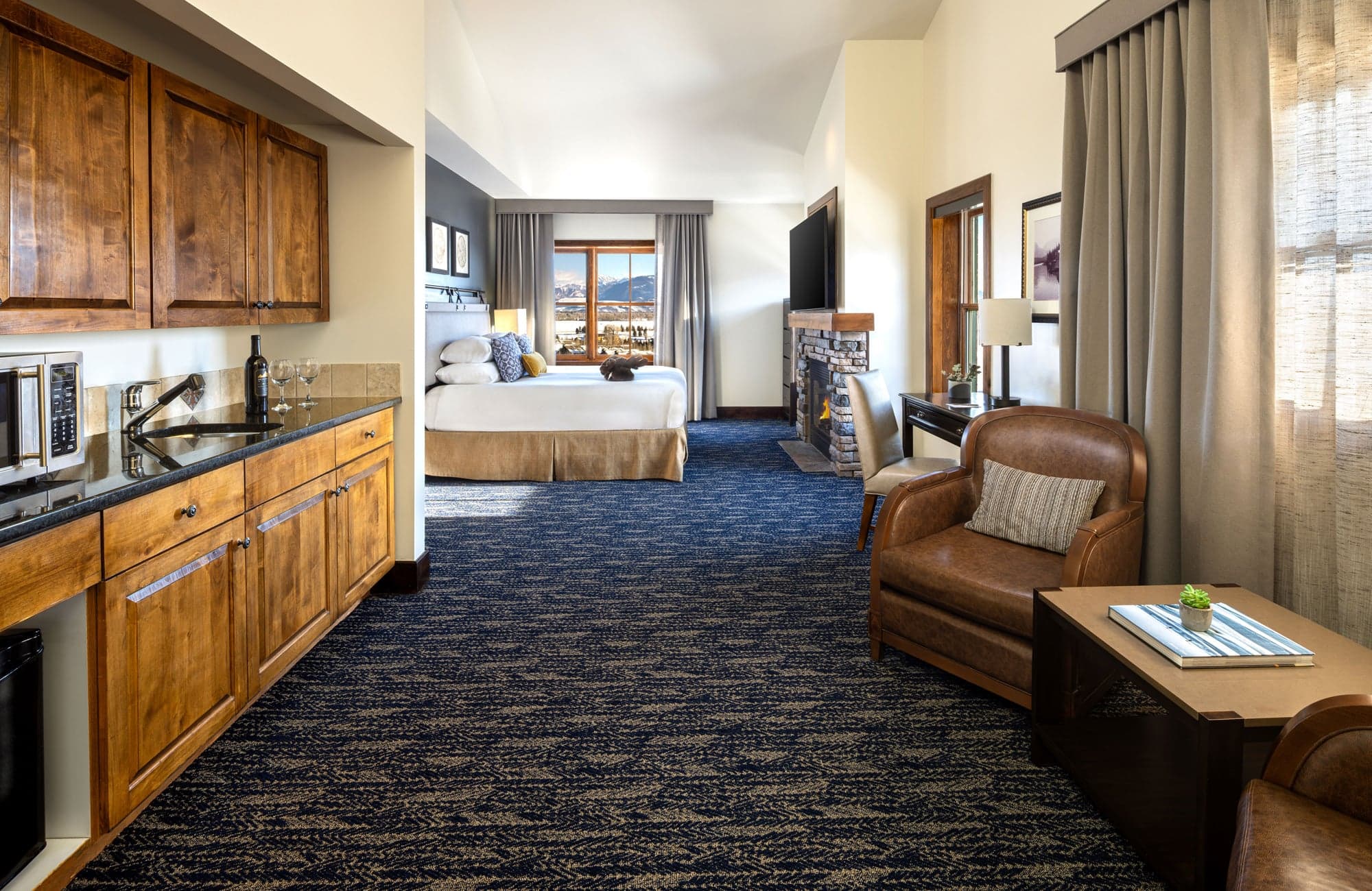 Spacious Guestroom With Fireplace